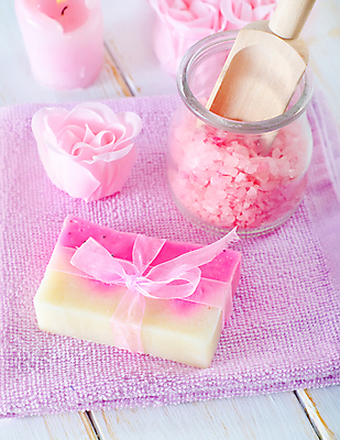 포토 JPG 해외이미지 꽃 리본 분홍색 유리병 사람없음 수건 스파 오브젝트 아로마 스파용품 비누 아로마테라피 스쿱 입욕소금 해외포토 식물 컬러 병_용기 위생용품 미용용품 소금 테라피 파일형식 이미지허브