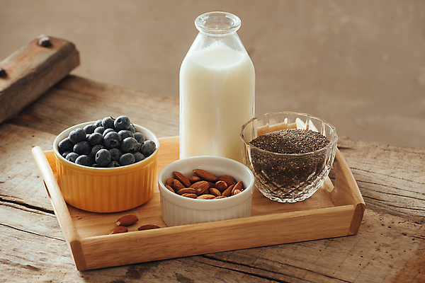 포토 JPG 해외이미지 그릇 실내 사람없음 우유 우유병 담기 블루베리 아몬드 유리그릇 다이어트음식 나무받침 나무쟁반 슈퍼푸드 갈색배경 치아시드 해외포토 식기 백그라운드 다이어트 과일 모션 유리 병_용기 유제품 쟁반 씨앗 내부 목재 갈색 견과류 받침대 건강식품 파일형식 이미지허브