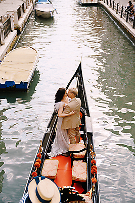 포토 JPG 해외이미지 백인 전통 라이프스타일 커플 드레스 행복 유럽 바다 꽃다발 결혼 티셔츠 가족 신혼부부 결혼식 남편 거리 갈색머리 함께함 사랑 사람 정장 두명 목재 금발 장미 검은색 이탈리아 낭만 신혼여행 흰색 아내 보트 클래식 고급 곤돌라 운하 좁은 베네치아 유칼립투스 해외포토 서양인 나무 식물 헤어스타일 부부 옷 꽃 감정 나라 컬러 컨셉 셔츠 배_교통 재료 관계 이벤트 생활 신혼 파일형식 이미지허브