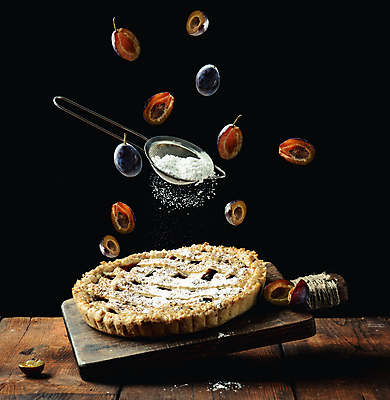 포토 JPG 해외이미지 검은배경 디저트 실내 사람없음 채망 나무도마 나무탁자 서양자두 슈가파우더 흩날리기 해외포토 음식 백그라운드 모션 탁자 주방용품 도마 내부 목재 검은색 파일형식 이미지허브