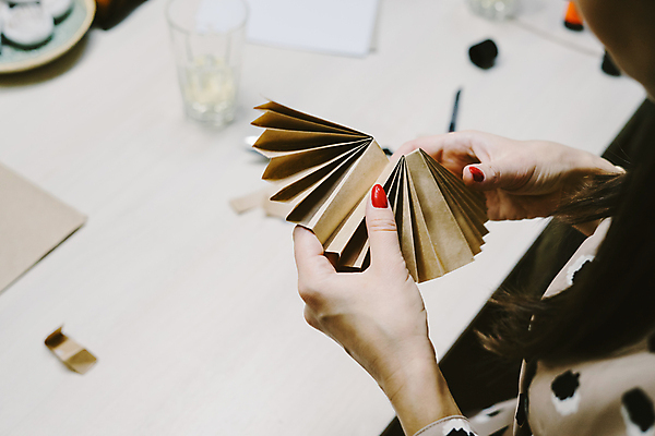 포토 JPG 해외이미지 백인 라이프스타일 손 여자 별 컨셉 크리스마스 겨울 탁자 휴가 새해 관리 창조 사람 취미 사람없음 목재 장식 빛 눈송이 작업실 상품 자르기 스웨터 종이접기 DIY 명령 방법 접기 접착제 핸드메이드 해외포토 자연요소 서양인 나무 계절 기념일 종이 가구 상의 재료 모션 눈_날씨 생활 신체부위 풀_접착제 파일형식 이미지허브