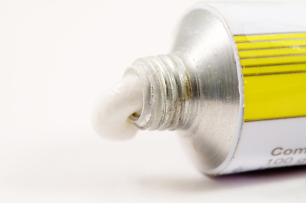 포토 JPG 해외이미지 건강 병원 사람없음 약 흰색 묘사 반죽 쏟아짐 튜브 고립 위생관리 접착제 짜기 해외포토 컬러 의학 모션 관리 풀_접착제 파일형식 이미지허브