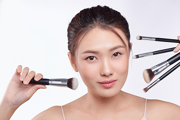 포토 JPG 해외이미지 여자 실내 한명 들기 동양인 상반신 성인 앞모습 화장 뷰티 메이크업브러쉬 성인여자한명만 해외포토 1 뷰포인트 모션 사람 인종 내부 붓 여자한명만 성인여자만 파일형식 이미지허브