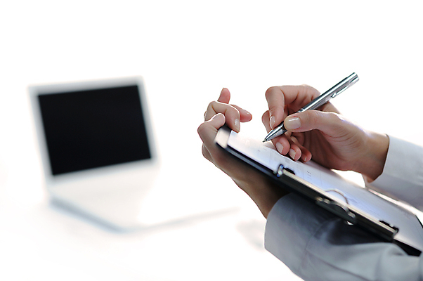 포토 JPG 해외이미지 손 여자 비즈니스 청소년 한명 사람 성인 사람없음 노트북 사무실 펜 흰색 잡기 비즈니스우먼 전문직 클립 서류판 해외포토 직업 1 컬러 모션 신체부위 전자제품 필기구 사무용품 직장인 파일형식 이미지허브