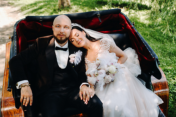 포토 JPG 해외이미지 주간 응시 여자 남자 부케 웨딩드레스 결혼 신혼부부 사랑 들기 앉기 정장 턱시도 상반신 성인 야외 두명 앞모습 아웃포커스 눈감음 손잡기 기댐 마차 신랑신부 성인만 웨딩촬영 해외포토 자연요소 부부 시선 드레스 옷 감정 신부_웨딩 교통수단 뷰포인트 꽃다발 신랑 모션 촬영기법 사람 이벤트 신혼 기념사진 파일형식 이미지허브