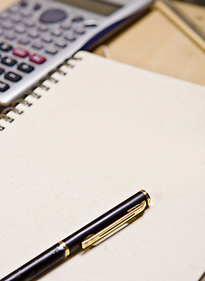 포토 JPG 해외이미지 교육 종이 백그라운드 비즈니스 학교 탁자 문구용품 나선형 사람없음 목재 책 금융 사무실 펜 쪽지 공책 공백 계산기 흰색 오픈 책상 페이지 해외포토 나무 컬러 가구 무늬 재료 경제 필기구 장비 오브젝트 파일형식 이미지허브