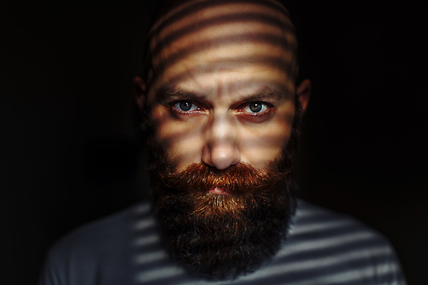 포토 JPG 해외이미지 백인 라이프스타일 응시 남자 행복 얼굴 백그라운드 비즈니스 수염 실내 건강 한명 사람 성인 유행 검은색 힘 흰색 표현 용기 자신감 고급 닫기 긍정 스타일 해외포토 서양인 1 그릇 시선 감정 컬러 컨셉 모션 내부 생활 신체부위 파일형식 이미지허브