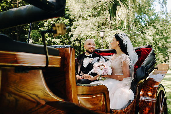 포토 JPG 해외이미지 주간 여자 남자 부케 웨딩드레스 결혼 신혼부부 사랑 들기 앉기 정장 턱시도 상반신 성인 야외 두명 앞모습 옆모습 아웃포커스 마주보기 마차 신랑신부 성인만 웨딩촬영 해외포토 자연요소 부부 드레스 옷 감정 신부_웨딩 교통수단 뷰포인트 꽃다발 신랑 모션 촬영기법 사람 이벤트 신혼 기념사진 파일형식 이미지허브