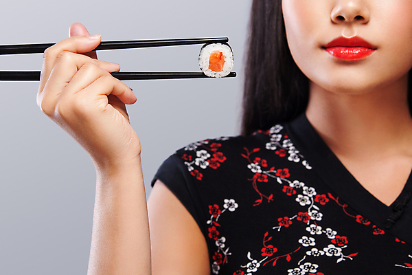 포토 JPG 해외이미지 라이프스타일 손 문화 얼굴 음식 조각 백그라운드 오렌지 젓가락 밥 오이 실내 어류 한명 사람 인종 성인 빨간색 초록색 뷰티 유행 일본 식사 초밥 흰색 입 먹기 해산물 입술 준비 날것 정사각형 치수 서빙 연어 동쪽 해외포토 도형 1 아시아 컬러 채소 과일 모션 수저 내부 생활 신체부위 수중동물 방향 일본음식 파일형식 이미지허브