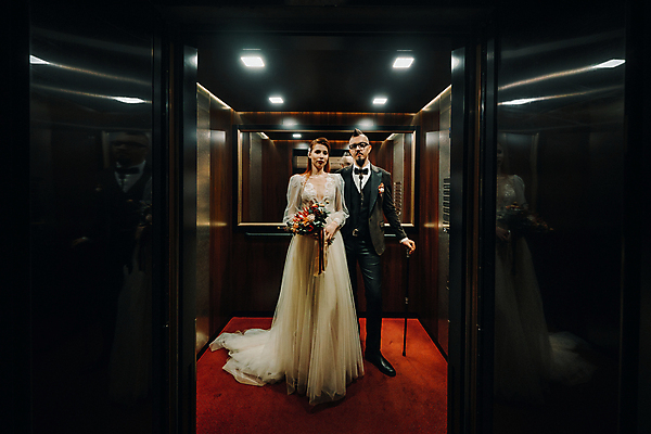 포토 JPG 해외이미지 전신 백인 응시 여자 남자 부케 웨딩드레스 결혼 지팡이 실내 서기 정장 턱시도 성인 두명 앞모습 신랑신부 예식장 성인만 웨딩촬영 해외포토 서양인 시선 드레스 옷 신부_웨딩 뷰포인트 꽃다발 신랑 모션 사람 이벤트 내부 공간 기념사진 파일형식 이미지허브