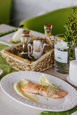 포토 JPG 해외이미지 접시 음식 조각 다이어트 채소 양파 파슬리 건강 육류 어류 스테이크 요리 사람없음 옆모습 초록색 컬러풀 식당 식사 저녁식사 흰색 신선 맛 그릴 인스턴트 굽기 레몬 허브 해산물 향신료 준비 상쾌 연어 후추 점심식사 오메가 짠맛 해외포토 레이스천 식물 식기 감정 뷰포인트 컬러 컨셉 과일 식재료 주방용품 서양음식 상점 수중동물 직물 구이 향미료 파일형식 이미지허브