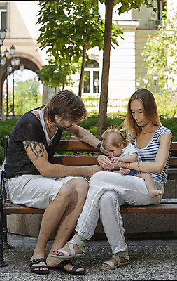 포토 JPG 해외이미지 여자 벤치 가족 엄마 3 소년 야외 세명 맑음 아기 도시 뜨거움 아빠 작음 해외포토 남자 어린이 의자 관계 날씨 사람 크기 파일형식 이미지허브