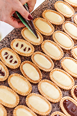 포토 JPG 해외이미지 손 신체부위 제과 초콜릿 달콤 작음 제빵 미니 짜기 짤주머니 타르트 해외포토 빵 모션 디저트 사람 제과제빵 맛 크기 파이_빵 제빵도구 파일형식 이미지허브