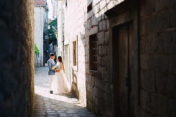 포토 JPG 해외이미지 주간 전신 커플 여자 남자 결혼 사랑 서기 성인 야외 두명 옆모습 마주보기 골목길 그늘 신랑신부 성인만 웨딩촬영 해외포토 자연요소 감정 길 신부_웨딩 뷰포인트 신랑 관계 모션 사람 이벤트 기념사진 파일형식 이미지허브