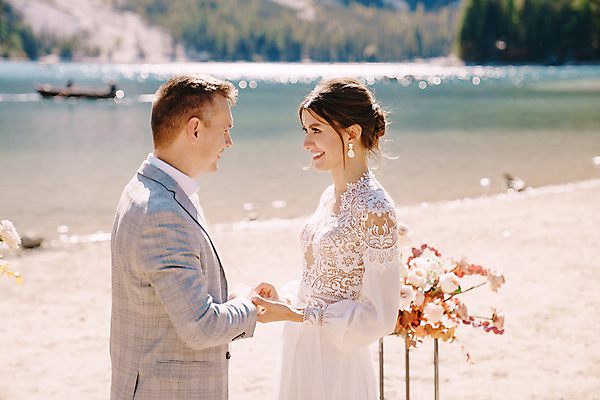 포토 JPG 해외이미지 서양인 여자 남자 웨딩드레스 자연 결혼식 정장 상반신 성인 야외 두명 옆모습 손잡기 이탈리아 강가 신랑신부 성인만 웨딩촬영 해외포토 외국인 드레스 옷 유럽 신부_웨딩 뷰포인트 신랑 결혼 모션 사람 강 생태계 기념사진 파일형식 이미지허브