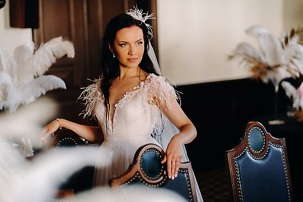 포토 JPG 해외이미지 응시 여자 신부 웨딩드레스 결혼 의자 실내 한명 서기 성인 앞모습 아웃포커스 잡기 예식장 성인여자한명만 웨딩촬영 해외포토 1 시선 드레스 뷰포인트 가구 모션 촬영기법 사람 이벤트 내부 공간 기념사진 여자한명만 성인여자만 파일형식 이미지허브