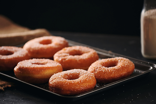 포토 JPG 해외이미지 검은배경 쟁반 실내 사람없음 아웃포커스 우유 도넛 달콤 우유병 설탕 해외포토 백그라운드 병_용기 디저트 유제품 촬영기법 내부 검은색 맛 파일형식 이미지허브