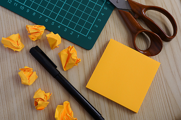 포토 JPG 해외이미지 스튜디오촬영 디자인 가위 실내 사람없음 하이앵글 펜 공백 책상 포스트잇 패드 종이뭉치 카피스페이스 해외포토 종이 뷰포인트 가구 문구용품 내부 필기구 메모지 뭉치 파일형식 이미지허브