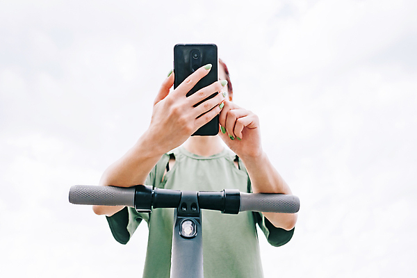 포토 JPG 해외이미지 1 라이프스타일 여자 통신 하늘 모바일 바닥 한명 서기 사람 성인 야외 여름 스마트폰 핸드폰 스쿠터 잡기 도시 메시지 연결 에코 생태계 해외포토 계절 모션 생활 전자제품 스마트기기 환경 오토바이 파일형식 이미지허브