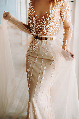 포토 JPG 해외이미지 여자 신부 웨딩드레스 결혼 실내 한명 서기 상반신 성인 앞모습 아웃포커스 잡기 성인여자한명만 웨딩촬영 해외포토 1 드레스 뷰포인트 모션 촬영기법 사람 이벤트 내부 기념사진 여자한명만 성인여자만 파일형식 이미지허브