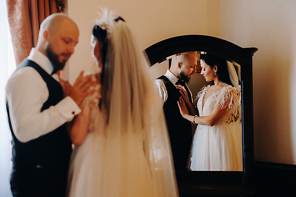 포토 JPG 해외이미지 여자 남자 웨딩드레스 결혼 신혼부부 실내 사랑 미소 정장 턱시도 상반신 성인 두명 아웃포커스 반사 마주보기 거울 준비 신랑신부 성인만 어깨에손 웨딩촬영 해외포토 부부 드레스 옷 감정 신부_웨딩 신랑 모션 촬영기법 표정 사람 이벤트 내부 신혼 기념사진 파일형식 이미지허브