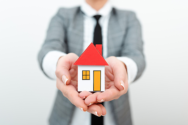 포토 JPG 해외이미지 여자 부동산 주택 한명 들기 정장 상반신 성인 앞모습 아웃포커스 성장 비즈니스우먼 주기 투자 건축모형 성인여자한명만 해외포토 1 옷 뷰포인트 비즈니스 모션 촬영기법 사람 건물 모형 직장인 재산 여자한명만 성인여자만 파일형식 이미지허브