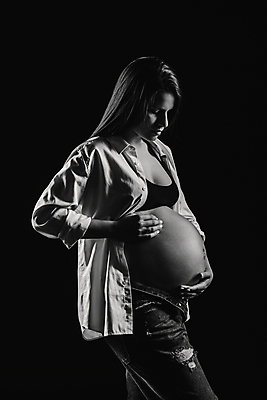 포토 JPG 해외이미지 응시 여자 포즈 검은배경 흑백 실내 한명 서기 상반신 성인 옆모습 임산부 임신 우아함 감싸기 성인여자한명만 해외포토 1 시선 뷰포인트 백그라운드 컨셉 모션 촬영기법 사람 내부 검은색 여자한명만 성인여자만 파일형식 이미지허브