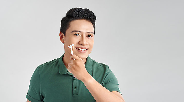 포토 JPG 해외이미지 응시 남자 회색배경 실내 한명 들기 동양인 상반신 성인 앞모습 뷰티 면도 면도기 자기관리 성인남자한명만 그루밍족 해외포토 1 시선 뷰포인트 백그라운드 모션 사람 인종 내부 위생용품 회색 남자한명만 성인남자만 파일형식 이미지허브