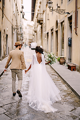 포토 JPG 해외이미지 주간 전신 백인 커플 여자 남자 부케 흑인 결혼 거리 들기 성인 야외 두명 뒷모습 아웃포커스 걷기 손잡기 다정 신랑신부 성인만 웨딩촬영 해외포토 자연요소 서양인 신부_웨딩 뷰포인트 꽃다발 신랑 컨셉 관계 모션 촬영기법 사람 이벤트 기념사진 파일형식 이미지허브
