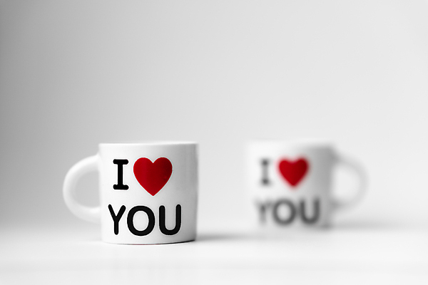 포토 JPG 해외이미지 디자인 종이 커피 음료 음식 백그라운드 컨셉 텍스트 관계 탁자 아침 휴가 발렌타인데이 선물 사랑 사람없음 목재 장식 컵 빨간색 파란색 카페 낭만 머그컵 흰색 하트 축하 인사 뜨거움 액체 메시지 클래식 달콤 맛 아침식사 심볼 오브젝트 향 카페인 해외포토 주간 모양 나무 식기 감정 컬러 가구 재료 데이이벤트 상점 식사 예절 파일형식 이미지허브