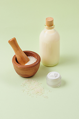 포토 JPG 해외이미지 실내 사람없음 목재 화장품 우유 쌀 우유병 절구 절굿공이 초록배경 해외포토 나무 백그라운드 재료 병_용기 유제품 곡류 내부 초록색 뷰티 도구 파일형식 이미지허브