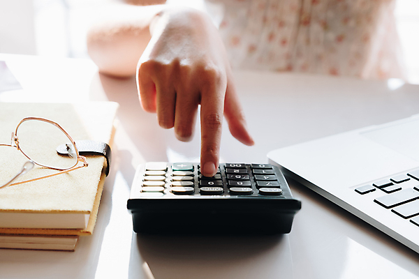 포토 JPG 해외이미지 직업 손 종이 백그라운드 컨셉 비즈니스 탁자 그래프 설계 직장 사람 사람없음 금융 경제 컴퓨터 사무실 펜 저축 계산기 기록 업무 작업 비즈니스맨 계산 계획 책상 분석 보고서 문서 투자 회계 계좌 리뷰 마케팅 세금 수입 예산 경제학 회계사 해외포토 교육 남자 가구 회사 문구용품 신체부위 전자제품 필기구 장비 직장인 파일형식 이미지허브