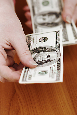 포토 JPG 해외이미지 1 손 종이 돈 비즈니스 주택 사람 사람없음 금융 세일 쌓기 달러 미국 저축 잡기 계산 재산 도박 구매 오브젝트 주기 투자 상업 결제 기부 빚 계산원 세금 해외포토 직업 북아메리카 모션 건물 신체부위 경제 쇼핑 파일형식 이미지허브