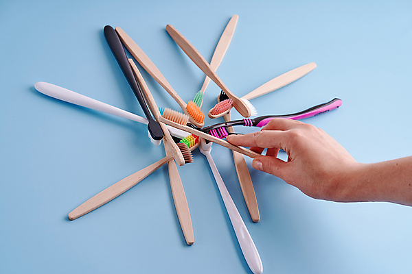 포토 JPG 해외이미지 손 사람없음 신체부위 잡기 칫솔 플라스틱 에코 친환경 파란배경 에코라이프 위생관리 친환경제품 대나무칫솔 다회용품 해외포토 라이프스타일 백그라운드 모션 재질 관리 사람 파란색 위생용품 환경 재활용품 파일형식 이미지허브