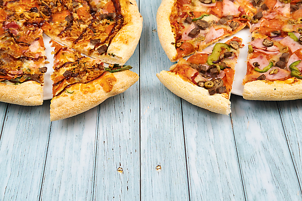 포토 JPG 해외이미지 접시 피자 패스트푸드 실내 사람없음 파란배경 콤비네이션피자 피자조각 나무배경 해외포토 식기 조각 백그라운드 서양음식 내부 파란색 인스턴트 파일형식 이미지허브