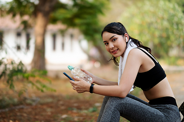 포토 JPG 해외이미지 백인 여자 음악 스포츠 이어폰 신체 모바일 휴식 건강 피곤 한명 사람 앉기 야외 스마트폰 핸드폰 운동복 달리기 조깅 운동 듣기 스마트 손목시계 연습 체육관 땀 단절 달리기선수 투쟁 해외포토 서양인 1 옷 시계 음향기기 컨셉 장신구 모션 문화예술 전자제품 스마트기기 육상선수 파일형식 이미지허브