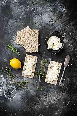 포토 JPG 해외이미지 검은배경 치즈 실내 사람없음 하이앵글 크래커 애피타이저 레몬 허브 페타치즈 호밀크래커 해외포토 식물 음식 뷰포인트 백그라운드 과일 유제품 내부 쿠키 검은색 파일형식 이미지허브