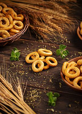 포토 JPG 해외이미지 실내 사람없음 아웃포커스 밀 브레첼 나무배경 미니프레즐 해외포토 백그라운드 디저트 곡류 촬영기법 내부 과자 파일형식 이미지허브