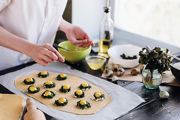 포토 JPG 해외이미지 전통 음식 백그라운드 탁자 파스타 건강 요리 사람없음 노란색 주방 계란 요리사 식사 저녁식사 이탈리아 임신 신선 맛 날것 반죽 만들기 밀가루 레시피 시금치 노른자 바질 점심식사 깨짐 라비올리 메추리 핸드메이드 해외포토 직업 유럽 컬러 가구 컨셉 채소 모션 서양음식 알 가루 파일형식 이미지허브