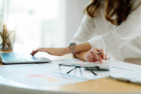 포토 JPG 해외이미지 직업 손 종이 컨셉 돈 비즈니스 성공 그래프 설계 직장 사람 사람없음 금융 경제 노트북 컴퓨터 사무실 펜 계산기 업무 작업 비즈니스맨 계산 책상 분석 보고서 문서 투자 이익 회계 계산서 경영 계좌 세금 수입 예산 회계사 해외포토 남자 가구 회사 문구용품 신체부위 전자제품 필기구 장비 직장인 재산 파일형식 이미지허브