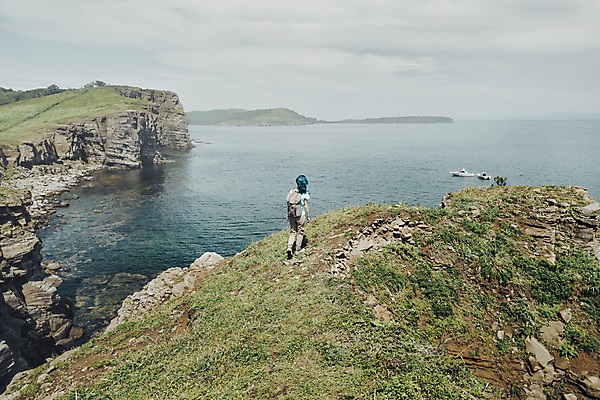 포토 JPG 해외이미지 주간 전신 여자 바다 여행 한명 성인 야외 뒷모습 걷기 트래킹 해안절벽 혼자 성인여자한명만 해외포토 자연요소 1 뷰포인트 모션 레저 사람 절벽 여자한명만 성인여자만 파일형식 이미지허브