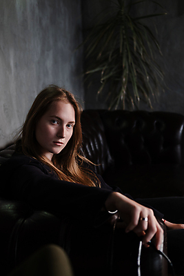 포토 JPG 해외이미지 응시 여자 실내 무표정 한명 상반신 성인 옆모습 어둠 고독 우울감 성인여자한명만 해외포토 1 시선 감정 뷰포인트 표정 사람 내부 여자한명만 성인여자만 파일형식 이미지허브