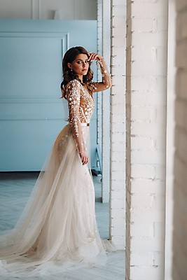 포토 JPG 해외이미지 전신 응시 여자 신부 웨딩드레스 결혼 실내 한명 서기 성인 옆모습 손들기 성인여자한명만 웨딩촬영 해외포토 1 시선 드레스 뷰포인트 모션 사람 이벤트 내부 기념사진 여자한명만 성인여자만 파일형식 이미지허브