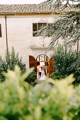 포토 JPG 해외이미지 백인 모델 라이프스타일 헤어스타일 커플 웨딩드레스 포즈 결혼 건축양식 관계 야외 두명 목재 금발 뷰티 유행 문 이탈리아 수확 축하 가운 화려 우아함 빌라 아치 양조장 옛날 토스카나 스타일 해외포토 서양인 나무 드레스 옷 건축 유럽 컨셉 농업 재료 주택 사람 이벤트 생활 파일형식 이미지허브