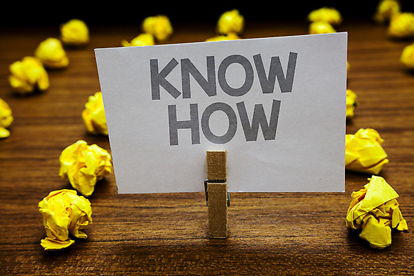 포토 JPG 해외이미지 영어 종이 실내 사람없음 나무집게 종이뭉치 나무배경 해외포토 문자 백그라운드 집게 내부 목재 뭉치 파일형식 이미지허브