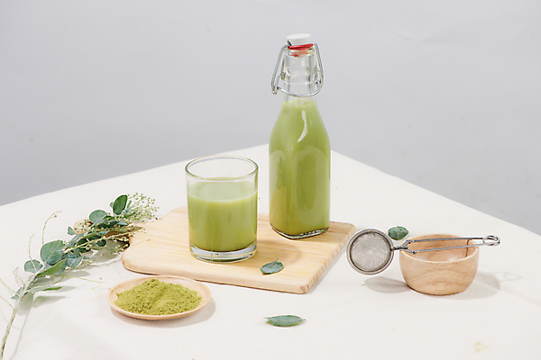 포토 JPG 해외이미지 재료 실내 사람없음 채망 병 녹차 흰배경 나무도마 녹차가루 녹차잎 말차 해외포토 식기 백그라운드 주방용품 도마 내부 목재 차_음료 흰색 가루 찻잎 파일형식 이미지허브