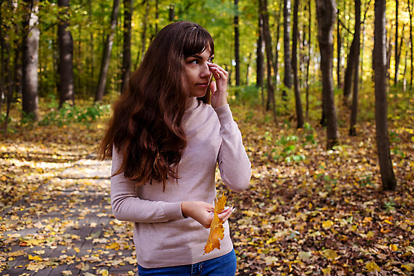 포토 JPG 해외이미지 나무 백인 모델 라이프스타일 웰빙 계절 공원 여자 감정 얼굴 잎 생각 자연 하늘 한명 사람 성인 야외 빛 햇빛 태양 뷰티 맑음 일몰 자유 울음 숲 해외포토 자연요소 서양인 식물 1 공공시설 컨셉 날씨 표정 생활 신체부위 노을 생태계 파일형식 이미지허브