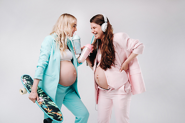 포토 JPG 해외이미지 여자 허리손 엄마 실내 웃음 들기 정장 성인 두명 마주보기 헤드셋 임산부 임신 스케이트보드 즐거움 흰배경 텀블러 성인여자만 해외포토 옷 감정 음향기기 포즈 백그라운드 가족 모션 표정 사람 내부 컵 헤드폰 흰색 보드_스포츠 여자만 성인만 파일형식 이미지허브