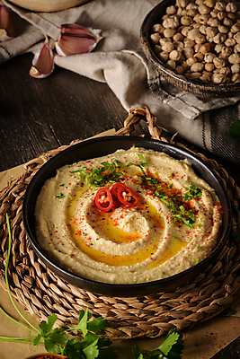 포토 JPG 해외이미지 그릇 접시 실내 마늘 사람없음 병아리콩 중동음식 나무배경 훔무스 해외포토 식기 음식 백그라운드 채소 콩 내부 파일형식 이미지허브