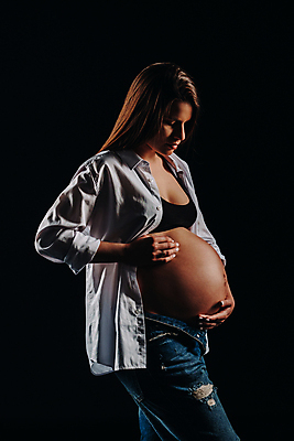 포토 JPG 해외이미지 응시 여자 포즈 셔츠 검은배경 실내 한명 상반신 성인 옆모습 임산부 임신 청바지 우아함 감싸기 성인여자한명만 해외포토 1 시선 뷰포인트 백그라운드 컨셉 상의 바지 모션 사람 내부 검은색 여자한명만 성인여자만 파일형식 이미지허브
